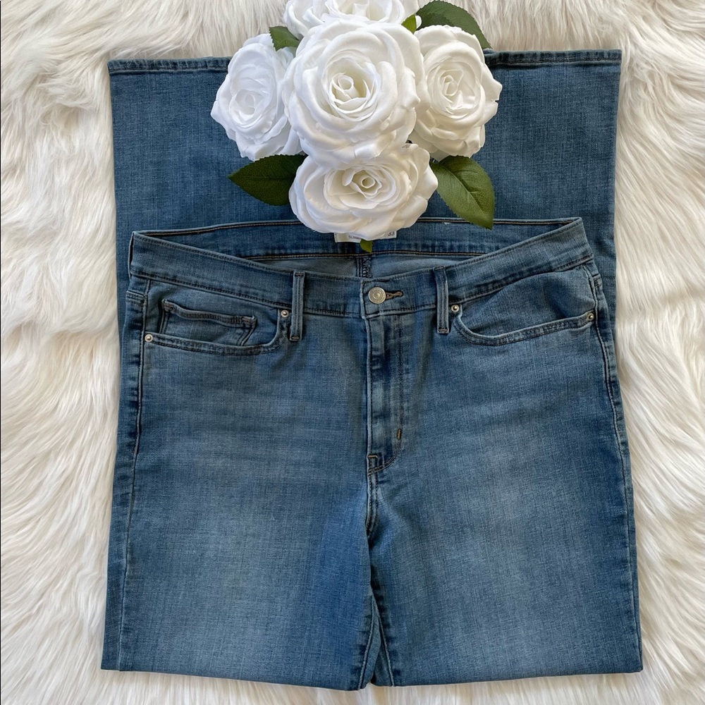 Levi’s Slimming Bootcut Jeans (Light Wash-Size 33W 32L) Pre-owned